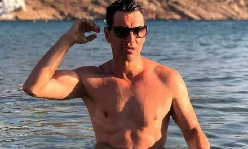 Σάκης Ρουβάς: Kάνει γυμνός μπάνιο στη θάλασσα!