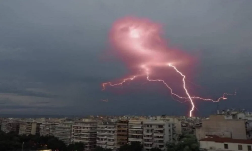 Θεσσαλονίκη: Κεραυνός χτυπάει ταράτσα πολυκατοικίας! (vid)