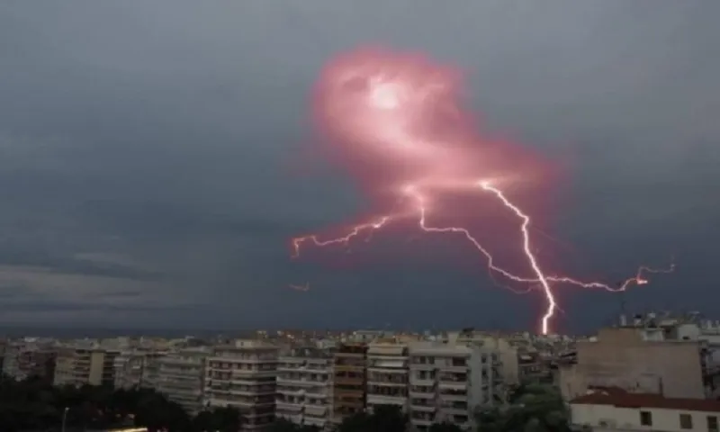 Θεσσαλονίκη: Κεραυνός χτυπάει ταράτσα πολυκατοικίας! (vid)