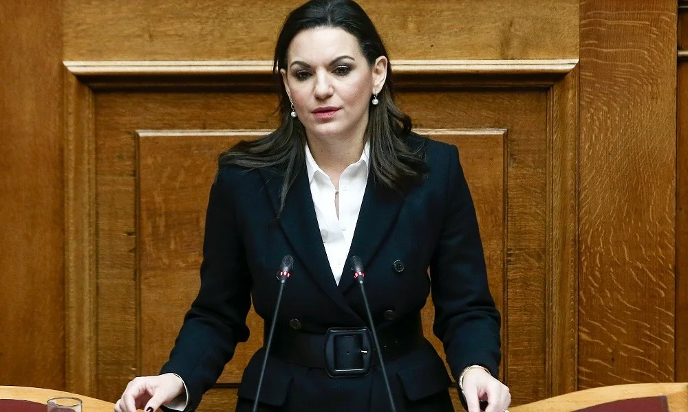 Κεφαλογιάννη: Εμφανώς ενοχλημένη με τον Κυριάκο Μητσοτάκη (vid)