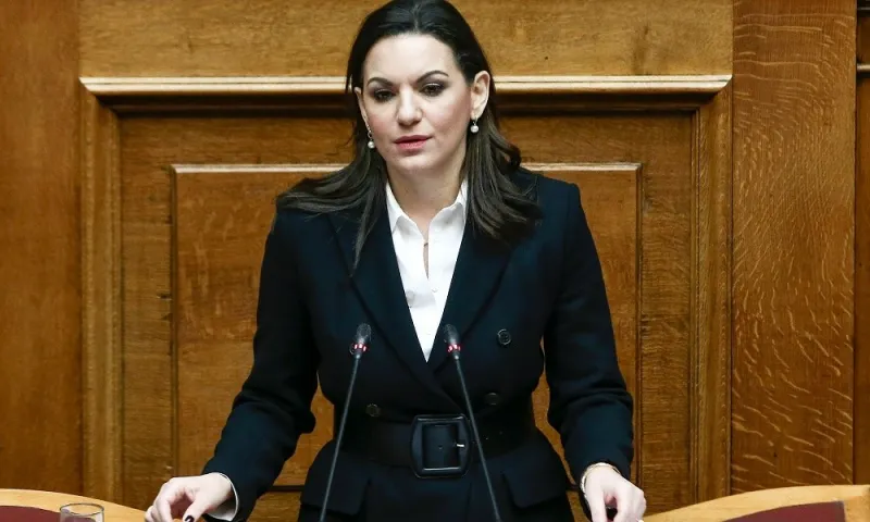 Κεφαλογιάννη: Εμφανώς ενοχλημένη με τον Κυριάκο Μητσοτάκη (vid)