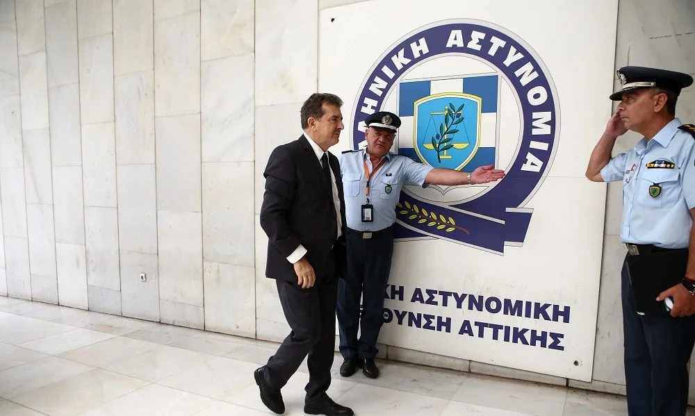 ΕΛΑΣ: Απίστευτο, έκλεψαν όχημα του Μεταγωγών (vid)