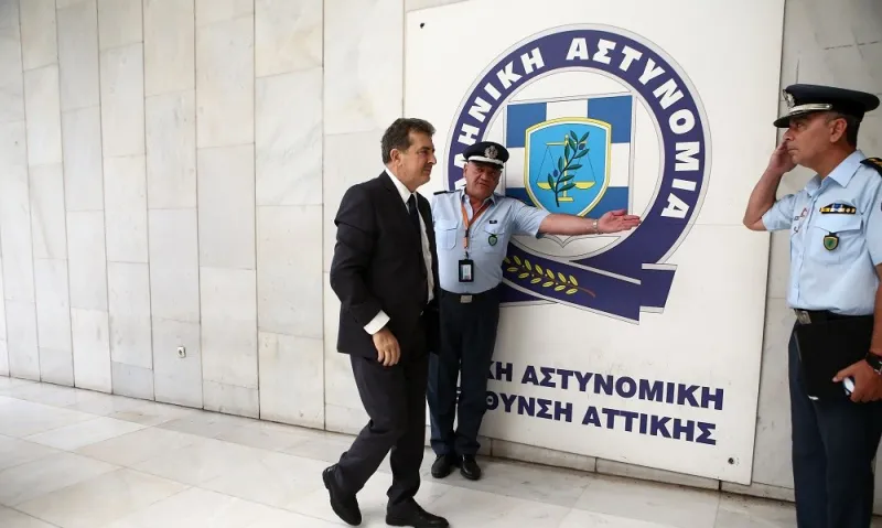 ΕΛΑΣ: Απίστευτο, έκλεψαν όχημα του Μεταγωγών (vid)