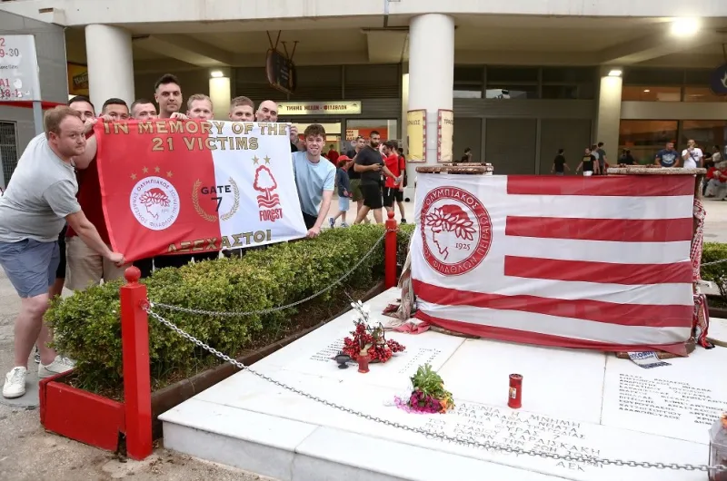 Ολυμπιακός: Οπαδοί της Νότιγχαμ στο μνημείο της Θύρας 7 (pics)