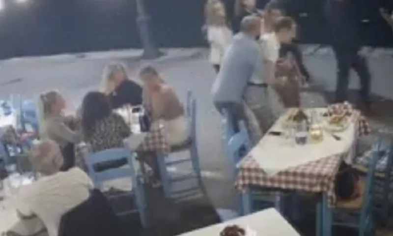 Χανιά: Viral βίντεο με ιδιοκτήτη ταβέρνας να σώζει πελάτη από πνιγμό