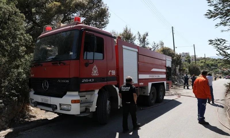 Φωτιά στη Ραφήνα: Συναγερμός στην πυροσβεστική (vid)
