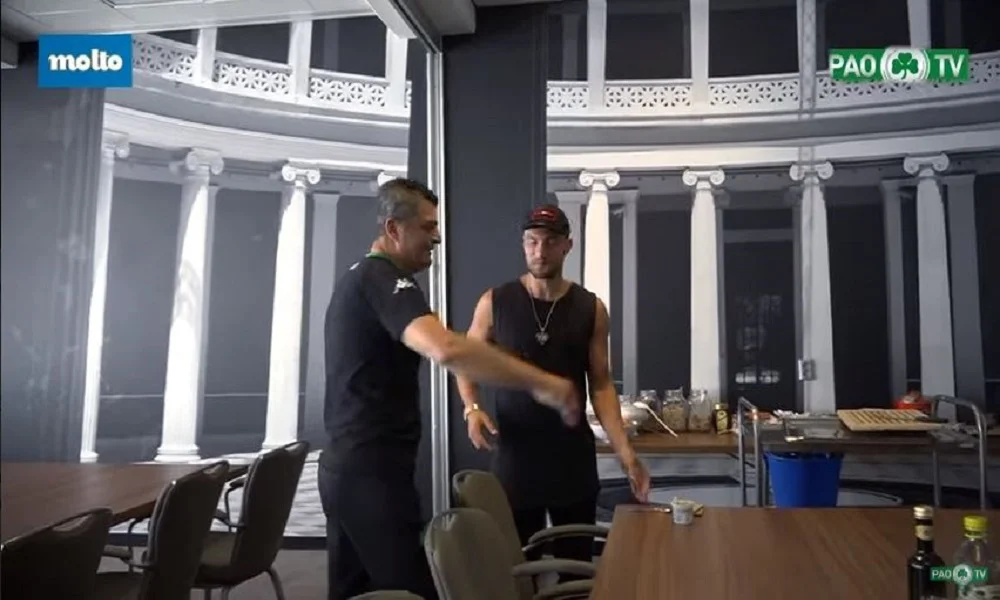 Γιοάν Μολό: Έφτασε στην Ολλανδία (vid)