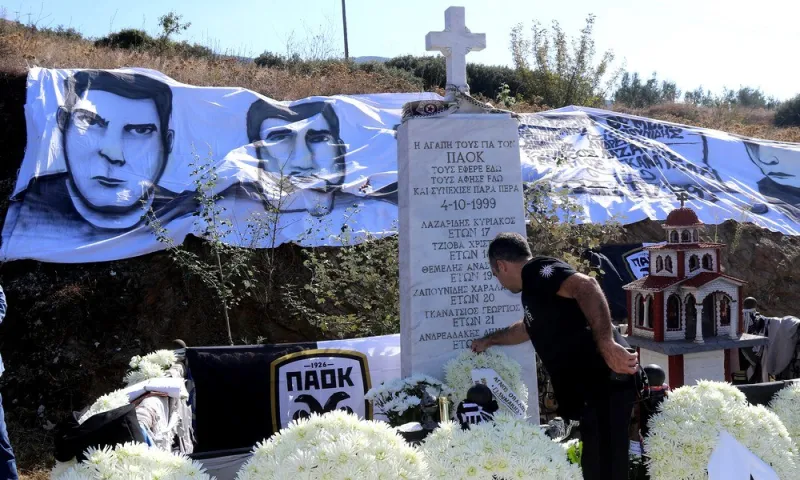 Ντροπή: Έκλεψαν τις σημαίες του ΠΑΟΚ από τα Τέμπη (pic)