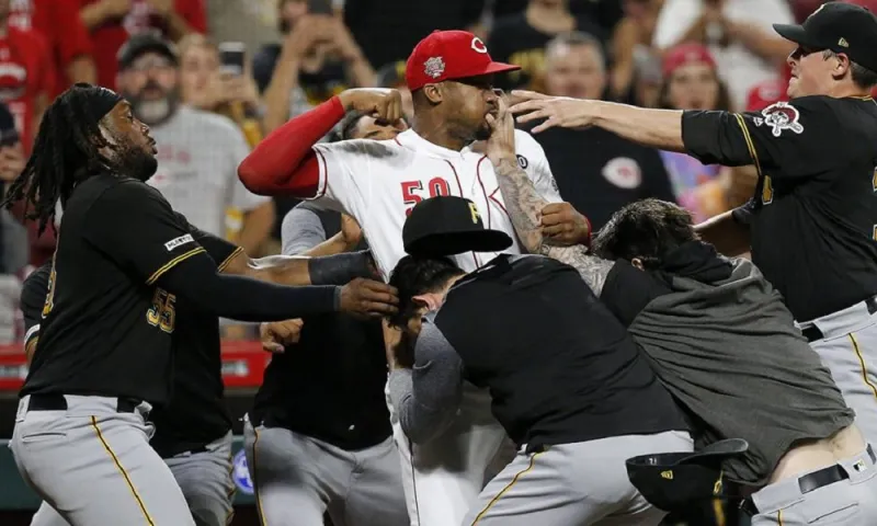 MLB: Μυθικό ξύλο σε αγώνα μπέιζμπολ στις ΗΠΑ (vid & pics)