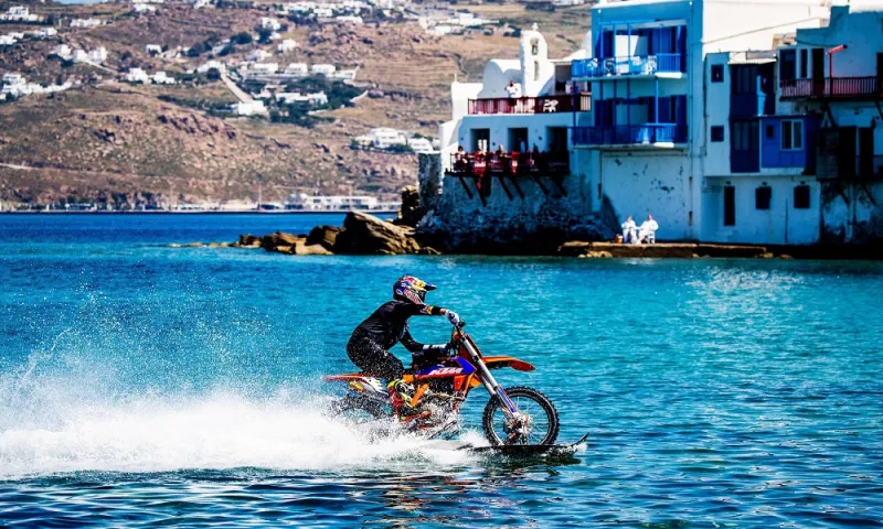 Rippin' Mykonos: Surf με... μοτοσυκλέτα στη Μύκονο!