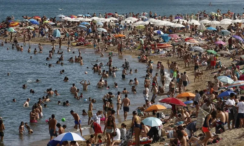 Καιρός: Αρχίζει το μεγάλο κύμα καύσωνα
