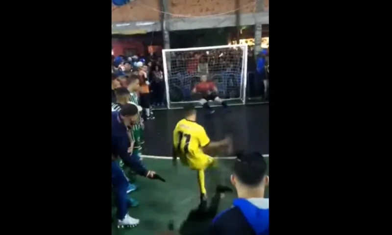 Viral βίντεο: Πέναλτι υπό την απειλή όπλου σε φαβέλα (vid)