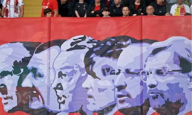Λίβερπουλ: Ο Κλοπ στο θρυλικό πανό του Kop (vid)
