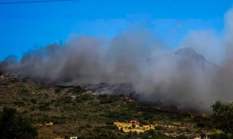 Φωτιά στην Ελαφόνησο: Αναζωπύρωση και εκκένωση κάμπινγκ, ξενοδοχείων