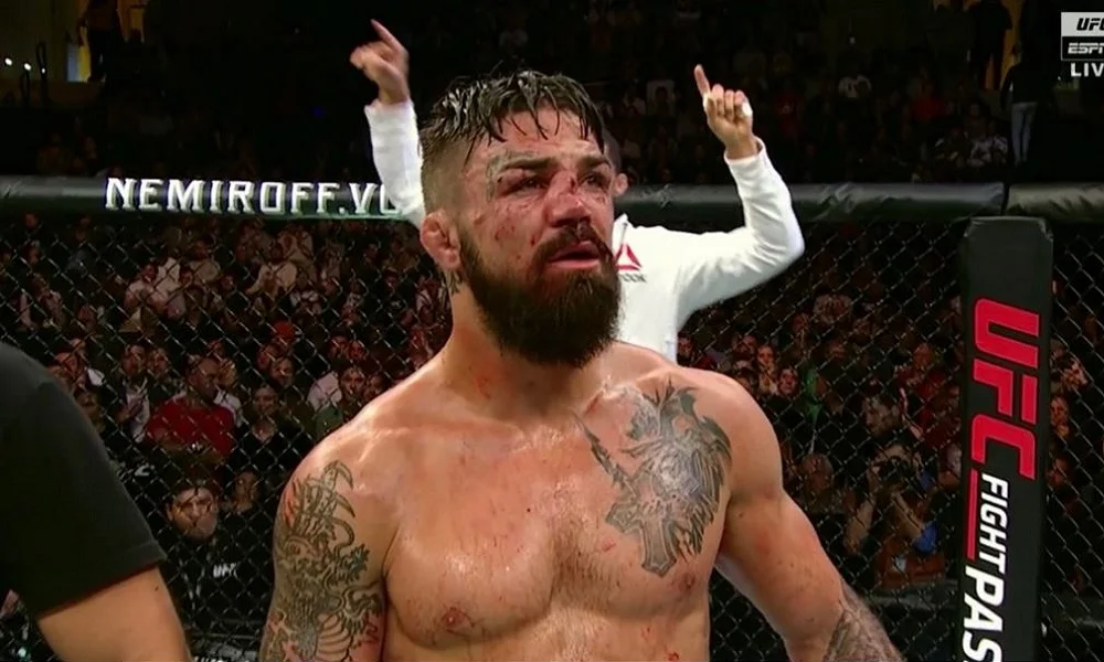 MMA: Φρικιαστικός τραυματισμός για τον Μάικ Πέρι (pics)