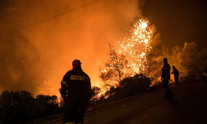 Φωτιά στην Εύβοια: Άγρυπνοι για δεύτερη νύχτα οι κάτοικοι