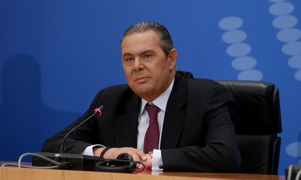 Καμμένος: Πέταξαν γιαούρτια στο σκάφος του στη Μήλο