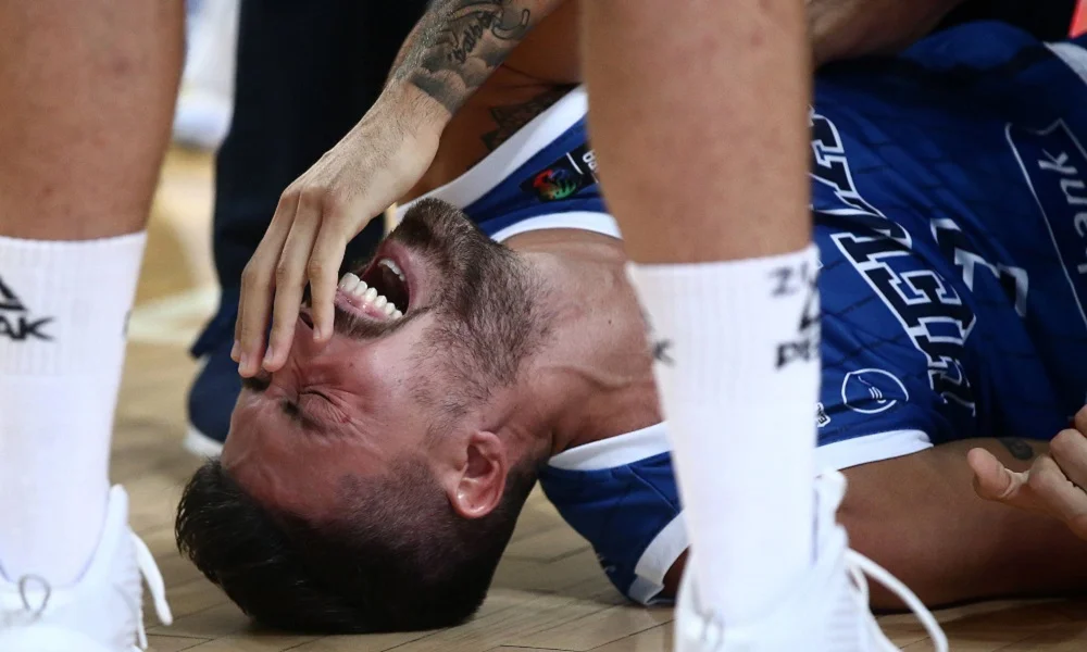 Ελλάδα - Σερβία: Τραυματίστηκε ο Αθηναίου - Φόβοι για ρήξη χιαστού! (vid)