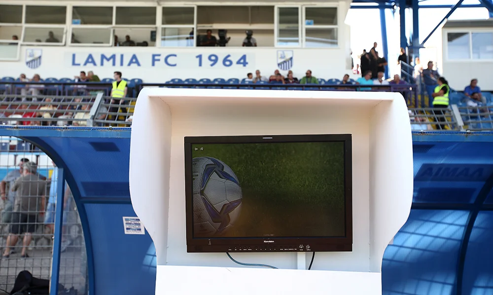 VAR: Έτσι αντρικά! Μπαλίτσα και σουβλάκια στο βαν! (vid)