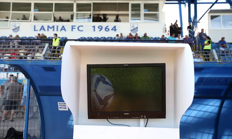 VAR: Έτσι αντρικά! Μπαλίτσα και σουβλάκια στο βαν! (vid)
