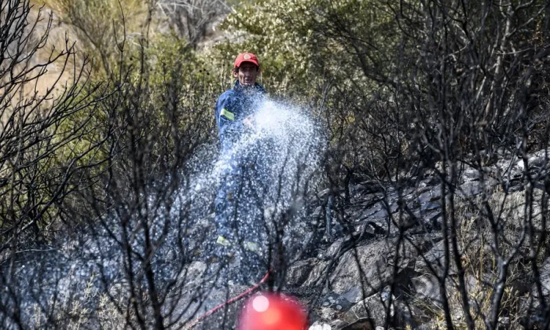 Φωτιά στον Μαραθώνα κοντά στο ελικοδρόμιο
