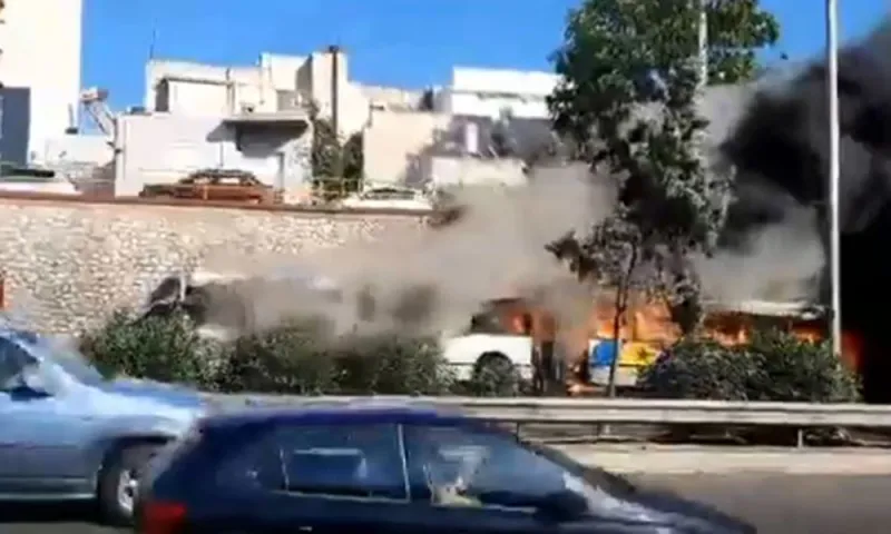 Νέα Φιλαδέλφεια: Φωτιά σε λεωφορείο, ευτυχώς χωρίς επιβάτες (vid)