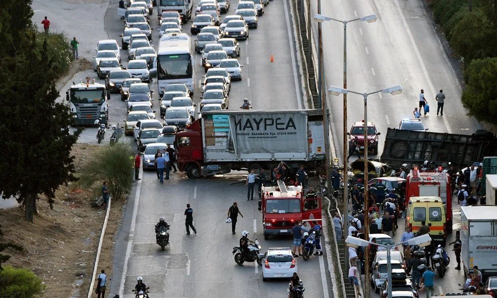 Σοβαρό τροχαίο με τραυματίες στην Αθηνών - Κορίνθου (vid)