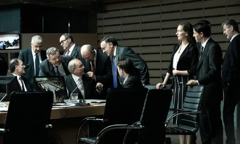 Ενήλικοι στην αίθουσα: «Πόλεμος» στο IMDB για την ταινία με τον Βαρουφάκη!