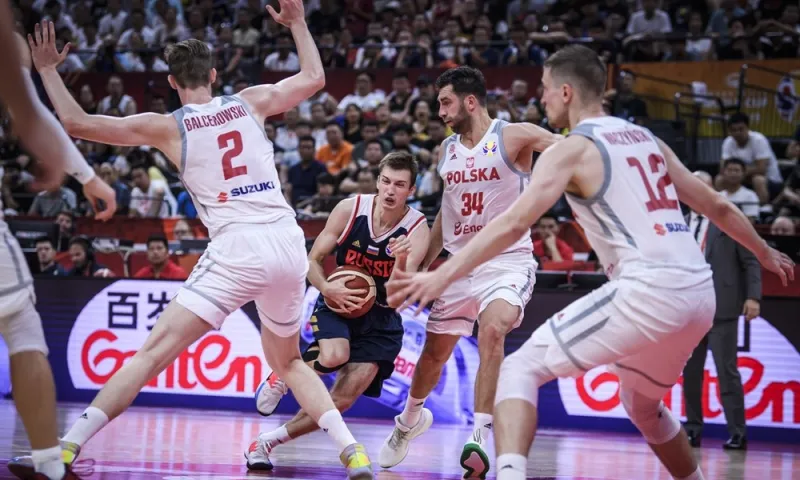 Πολωνία - Ρωσία 79-74: «Έκλεψε» τη νίκη με κορυφαίο Βαζίνσκι