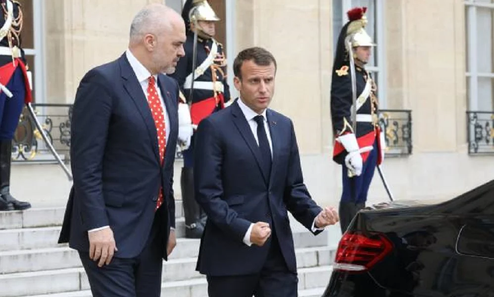Συγγνώμη Μακρόν σε Ράμα για τη «χοντράδα» με τον ύμνο των Αλβανών (vid)