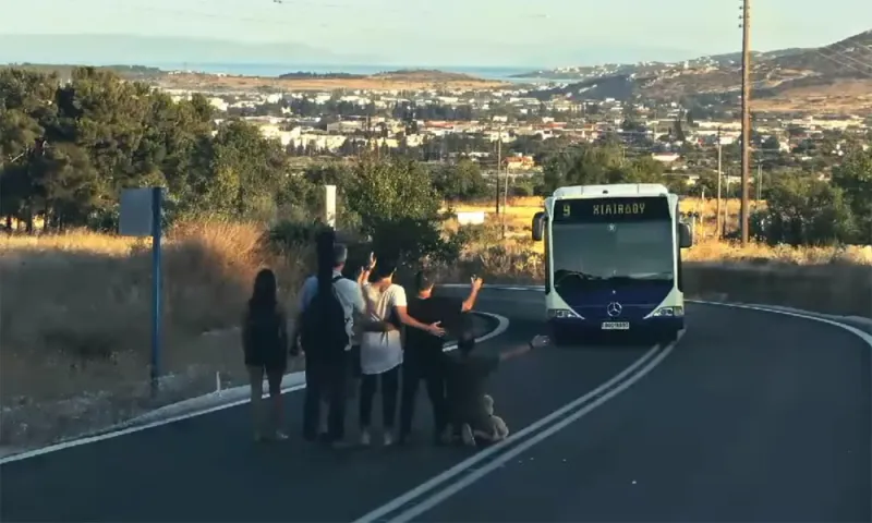 Ξεχάστε ότι ξέρετε - Το αστικό Βόλου πάει τη διαφήμιση σε άλλο επίπεδο! (vid)