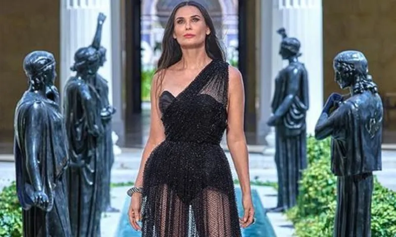 Demi Moore: Φωτογραφίζεται ολόγυμνη και κάνει σοκαριστικές αποκαλύψεις
