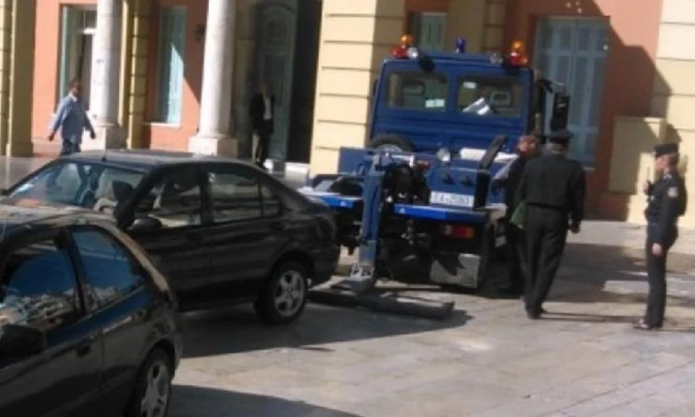 Θεσσαλονίκη: Τους… πήρε και τους σήκωσε ο γερανός! (vid)