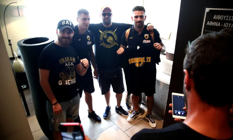 ΑΕΚ: Υποδοχή από οπαδούς στο Αγρίνιο (pics)