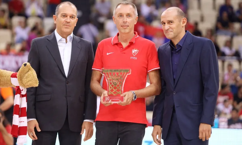 Ολυμπιακός: Η βράβευση του Τόμιτς και η παρακάμερα του φιλικού (vids)