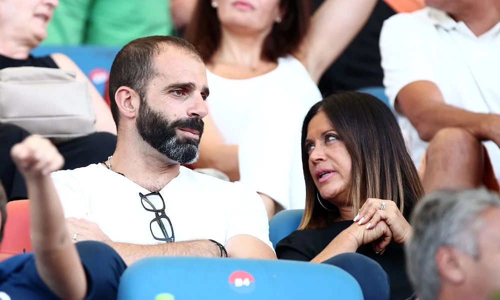 Ισά: Τα κονέ πίσω από τις... κουρτίνες