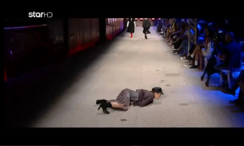 GNTM 2: Η τούμπα διαγωνιζόμενης στην πασαρέλα (vid)