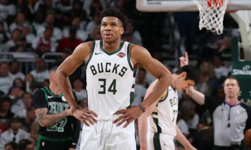 Αντετοκούνμπο: Ένα δωμάτιο γεμάτο «Greek Freak» (vid)