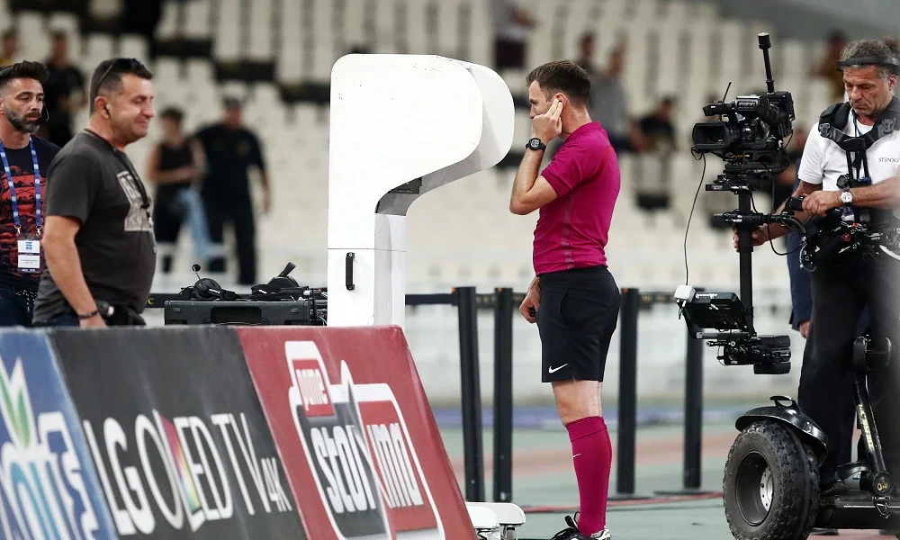 VAR: Φωτογραφία με τον Μάνταλο να καλύπτεται στο 2-2!