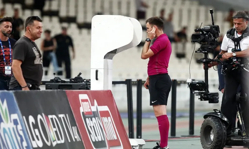 VAR: Φωτογραφία με τον Μάνταλο να καλύπτεται στο 2-2!