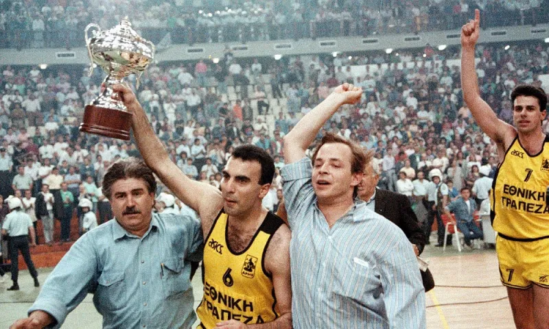 Θρήνος στην κηδεία του φιλάθλου που σκοτώθηκε στο γήπεδο της Καλαμαριάς (vid)