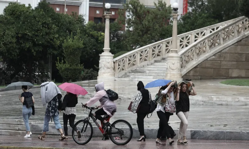 Καιρός 4/10: Πέφτει η θερμοκρασία, έρχονται καταιγίδες (vid)