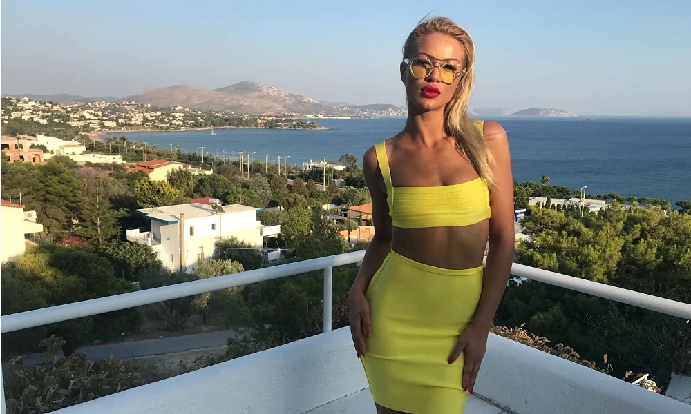 Κορίτσι της Sirina ισοπεδώνει με λαβή θρασύ νεαρό (vid)