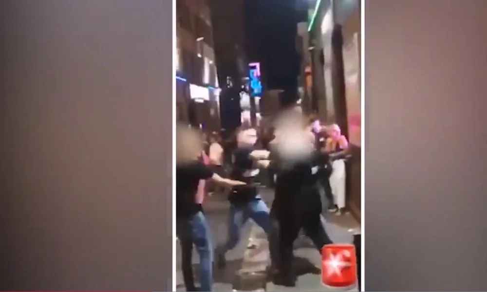 Απίστευτο ξύλο ανάμεσα σε θαμώνα και πορτιέρη κλαμπ (vid)