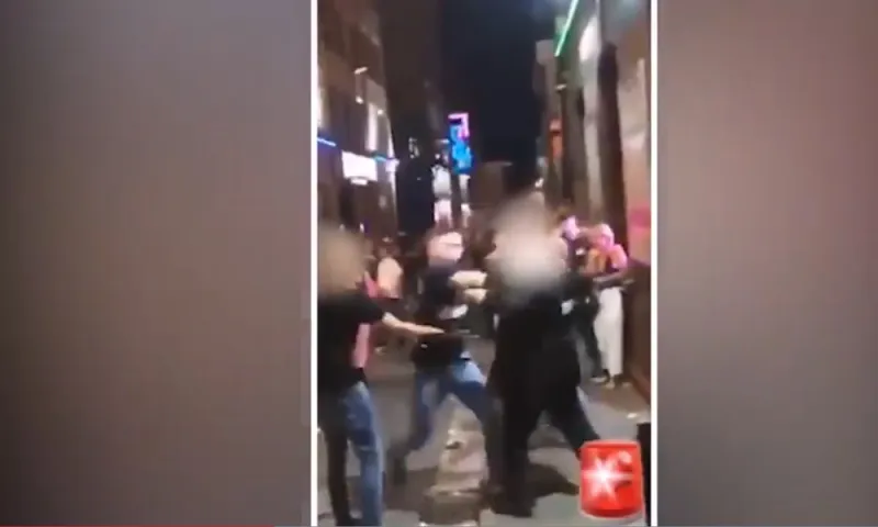 Απίστευτο ξύλο ανάμεσα σε θαμώνα και πορτιέρη κλαμπ (vid)