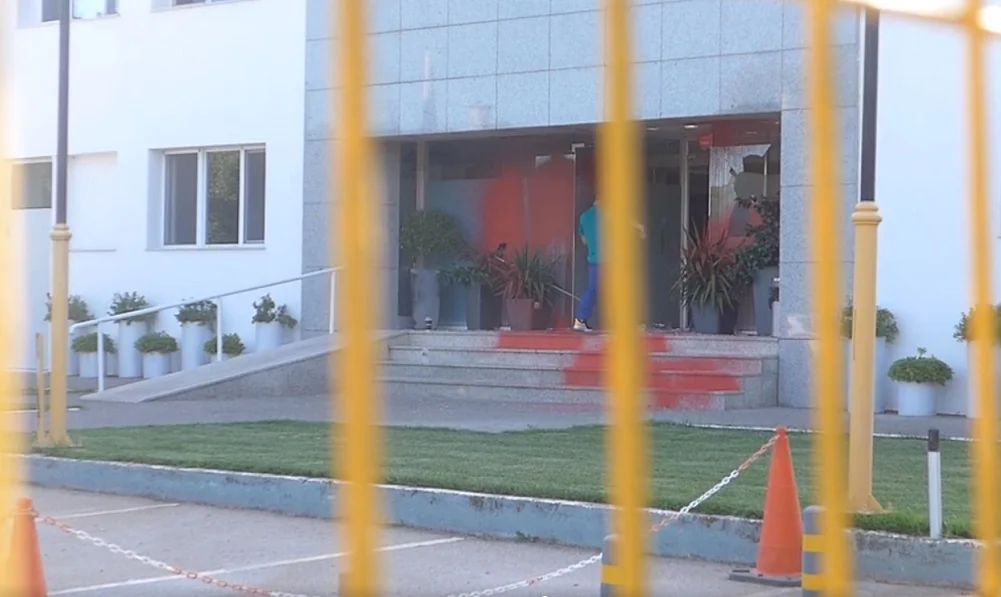 Ρουβίκωνας: Επίθεση στα γραφεία της ΛΑΡΚΟ (vid)