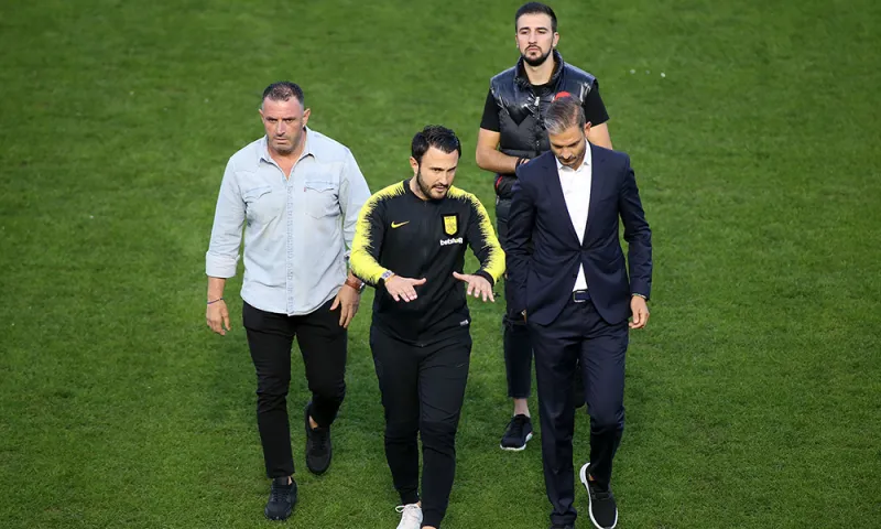 Άρης - Ολυμπιακός 1-2: Στα αποδυτήρια ο Καρυπίδης