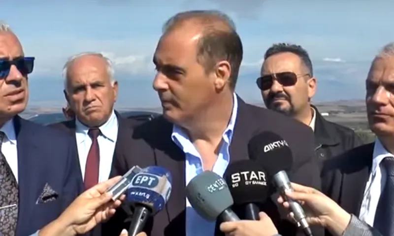 Βελόπουλος «την λέει» σε βουλευτή του: «Δεν χρειάζομαι υποβολέα, χαλάρωσε λιγάκι» (vid)