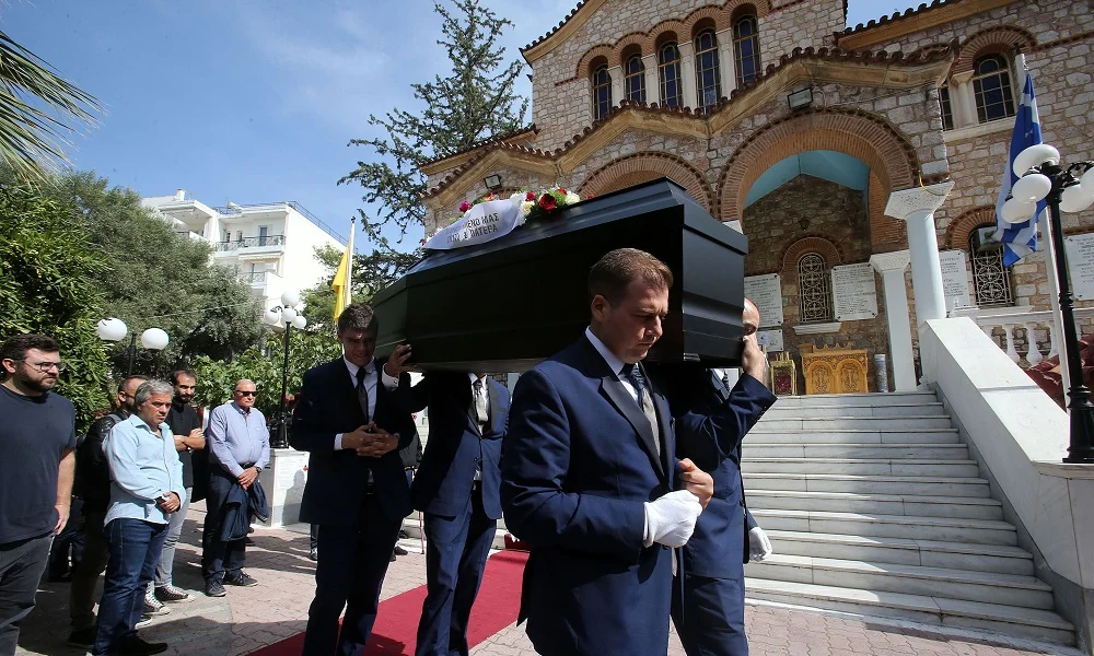 Κώστας Καίσαρης: Πλήθος κόσμου στο τελευταίο «αντίο»