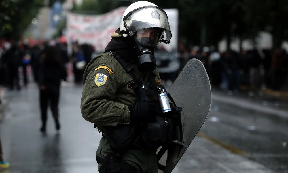 Άνδρας των ΜΑΤ προκαλεί διαδηλωτές: «Ελάτε κότες» (vid)